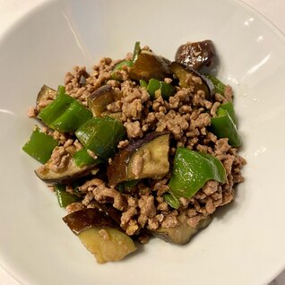 主夫がつくるピーマンと茄子と牛ひき肉の炒め物